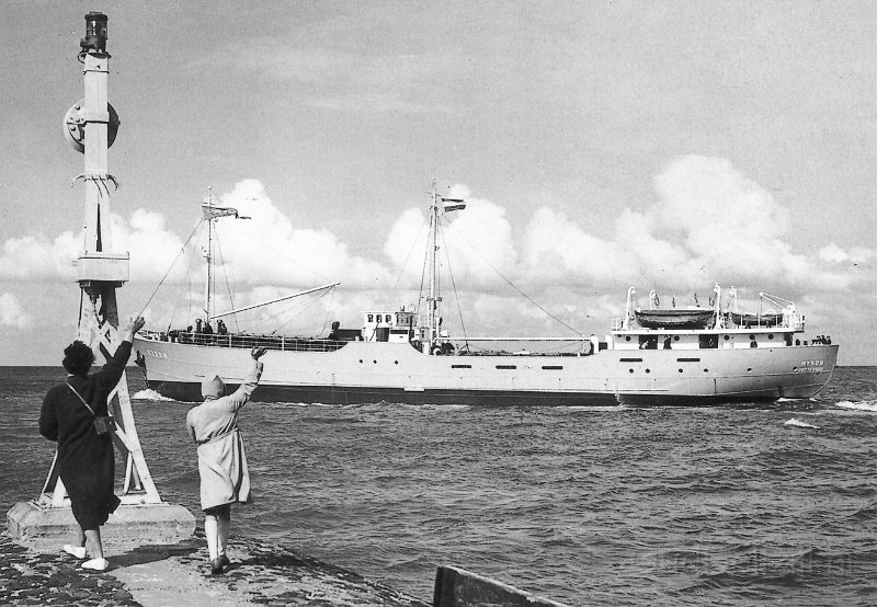 Schip verlaat oude havenmond van Delfzijl.jpg
